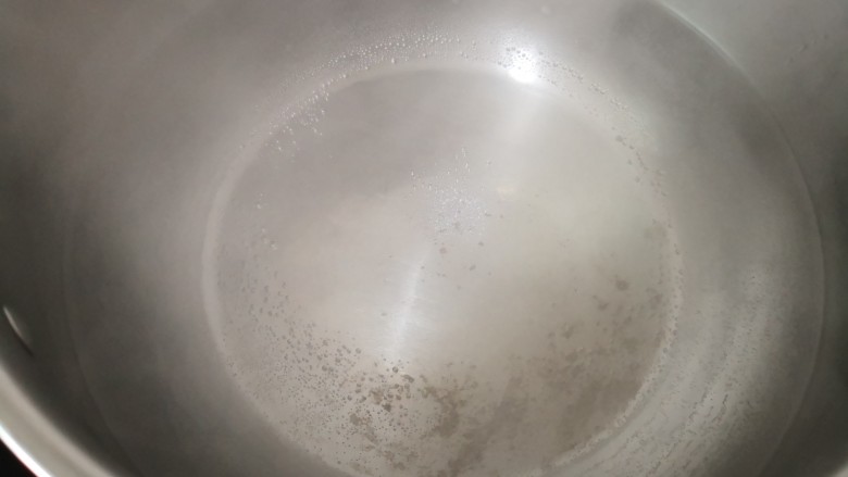 白菜丸子汤,锅里放水放盐和油烧开