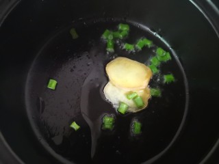 白菜丸子汤,放入葱姜炒出香味