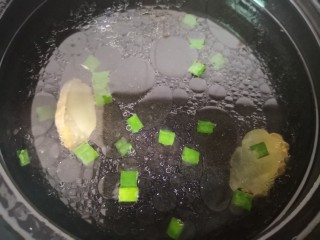 白菜丸子汤,放入适量清水
