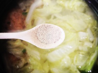 白菜丸子汤,和白胡椒粉
