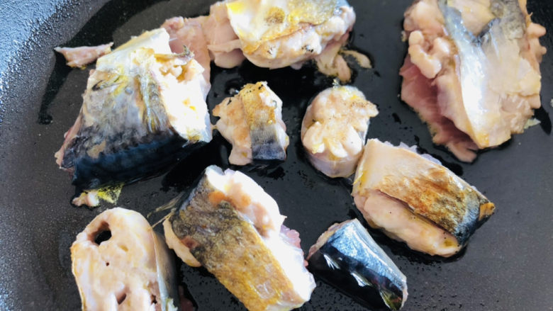 鲅鱼炖豆腐,不粘锅倒入少许底油，热锅冷油放入鲅鱼煎至表面上色，鲅鱼一定要定型后在翻面。