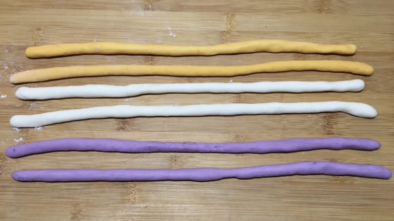 南瓜紫薯馒头,将面团分小搓长条