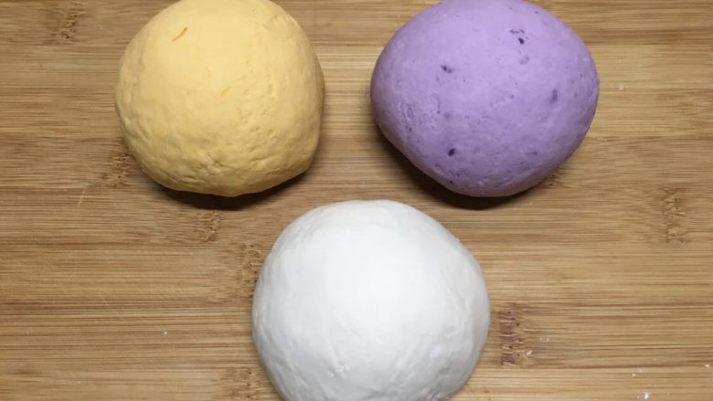 南瓜紫薯馒头,分别揉成三色面团