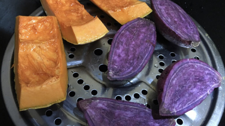 南瓜紫薯馒头,将南瓜、紫薯切块，放在蒸锅里，蒸至筷子可以轻松穿过
