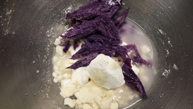 南瓜紫薯馒头,同样的加入50克面粉