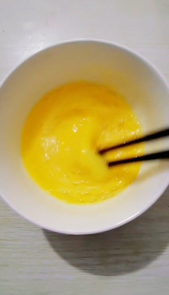葱花鸡蛋酱,用筷子搅拌均匀