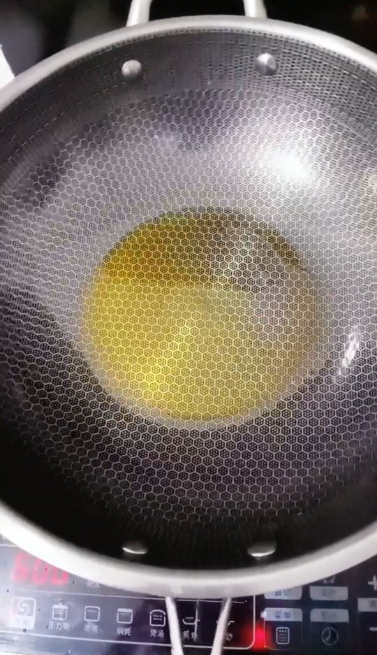 葱花鸡蛋酱,锅烧热，放入食用油