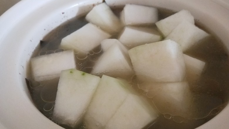 冬瓜海带汤,煮半小时左右。