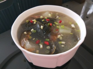 冬瓜海带汤,撒上香葱，枸杞。