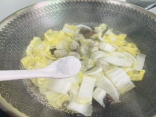 白菜丸子汤,根据个人口味加入适量盐