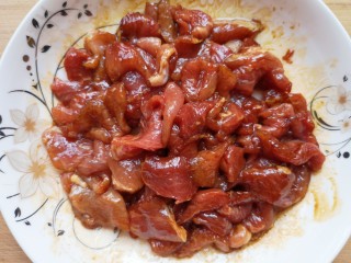 莲藕炒肉片,搅拌均匀腌制10分钟左右。