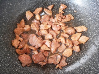 莲藕炒肉片,炒锅内倒适量的食用油烧热，下入腌好的肉片炒熟盛出备用。