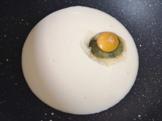车厘子蛋挞,晾凉以后打入一个鸡蛋搅拌均匀。