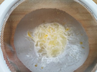 车厘子蛋挞,用网筛过一下，滤出蛋筋，使蛋挞液更细腻。