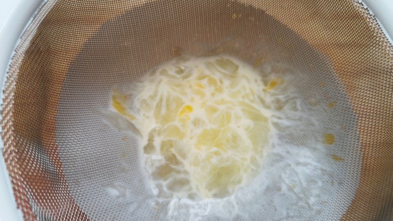 车厘子蛋挞,用网筛过一下，滤出蛋筋，使蛋挞液更细腻。