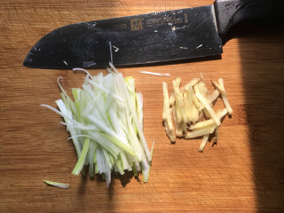 干煎带鱼,京葱和生姜洗净，切丝备用