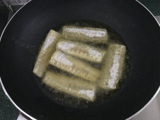 干煎带鱼,平底锅中倒稍多些菜籽油，烧热后放入带鱼段
