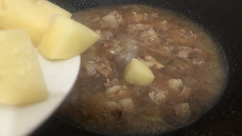 红烧土豆排骨,煮到剩半过的汁 加入土豆翻炒一下继续……
