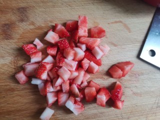 草莓🍓蛋挞,草莓切丁