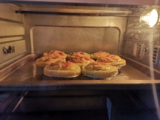 草莓🍓蛋挞,送入预热好的烤箱，上下火220度烤20分钟
