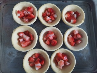 草莓🍓蛋挞,蛋挞皮提前解冻，加入草莓丁