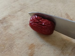 枣夹核桃,红枣用刀划开一半。