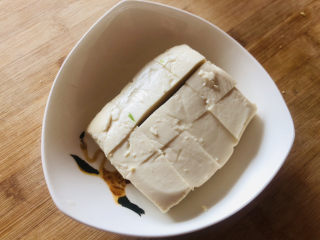 白菜丸子汤,豆腐用清水冲洗一下，控干水分切小块备用。