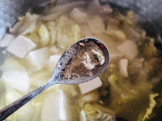白菜丸子汤,加少许胡椒粉调味。