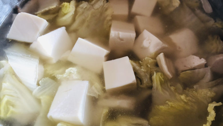 白菜丸子汤,锅中加入适量清水煮开，水开后放入豆腐继续烧开。