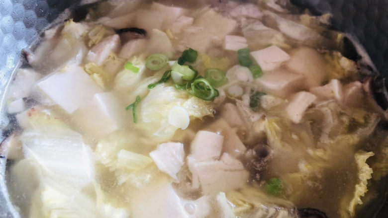 白菜丸子汤,撒点小葱。