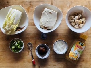 白菜丸子汤,先把需要的食材提前准备好。