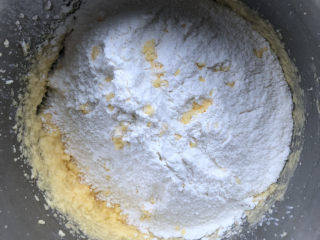 车厘子蛋挞,过筛加入低粉。