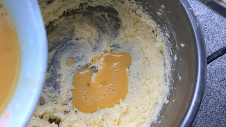 车厘子蛋挞,先加些许蛋液倒入黄油里。
