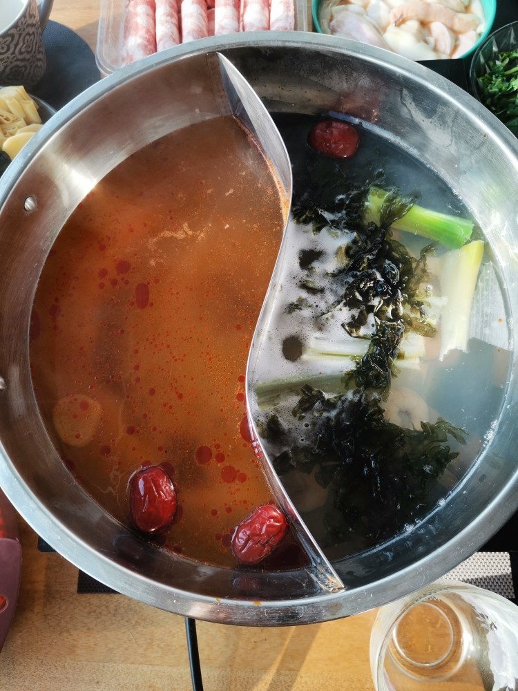 自制火锅,一面辣锅，一面虾仁做汤底的清汤
