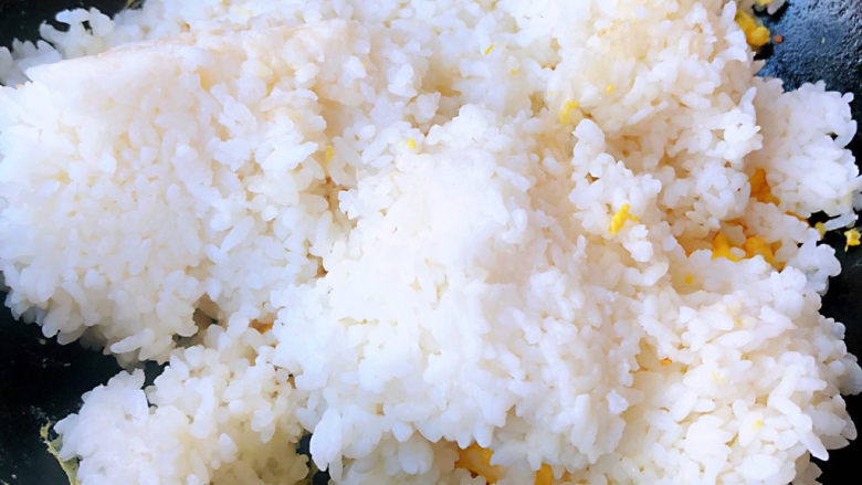 午餐肉饭团,放入米饭改成小火将米饭铲散