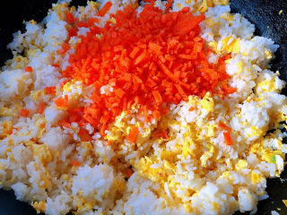 午餐肉饭团,米饭和鸡蛋炒匀放入胡萝卜