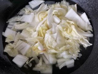 白菜丸子汤,加入适量水烧开