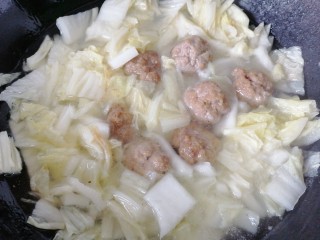 白菜丸子汤,水开放入肉丸煮