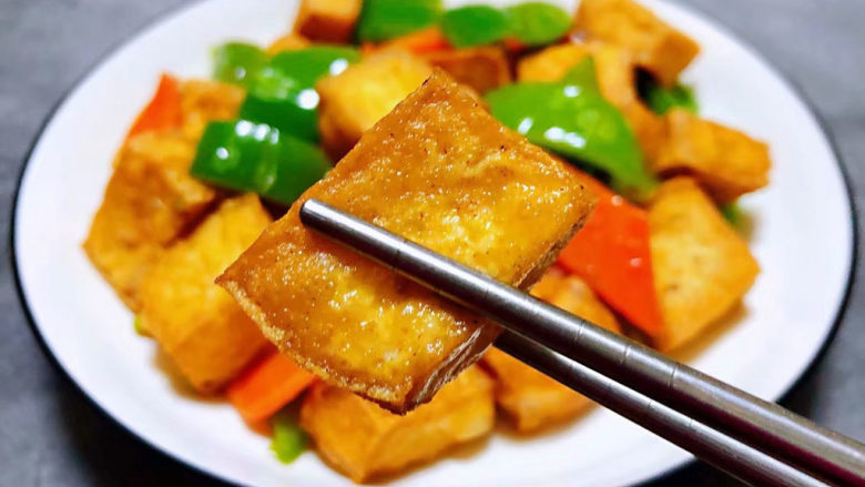 油豆腐炒青椒,油豆腐入口香浓混搭青椒的清香真是让人回味无穷