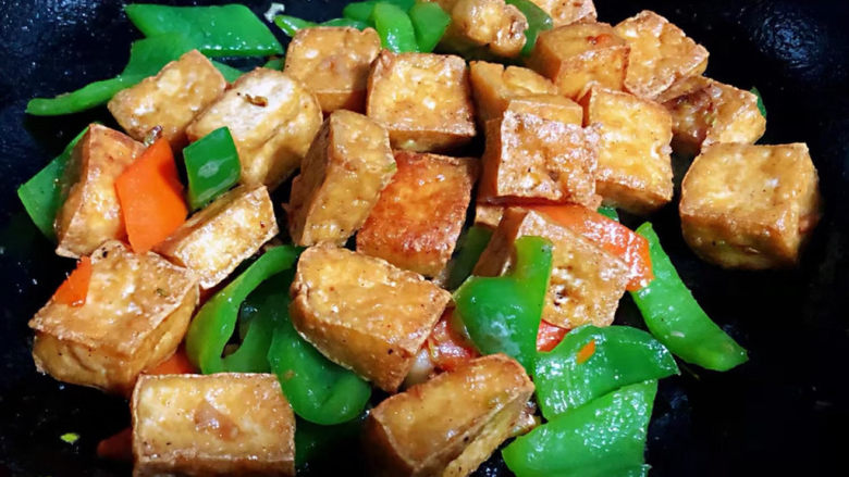 油豆腐炒青椒,油豆腐青椒胡萝卜完全入味即可出锅享用