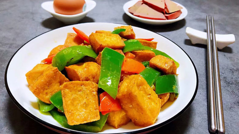 油豆腐炒青椒,美味可口的油豆腐炒青椒胡萝卜装入盘中就大功告成了