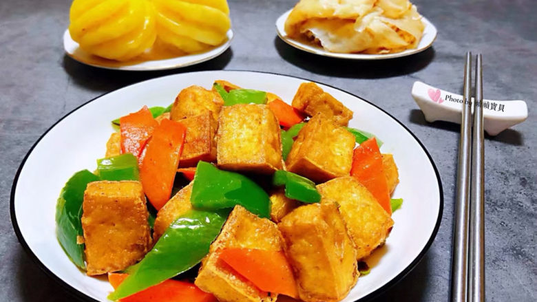 油豆腐炒青椒,搭配小凤梨和油饼一起吃太棒了👏