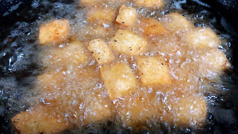 油豆腐炒青椒,豆腐炸至金黄色漂浮起来即可出锅