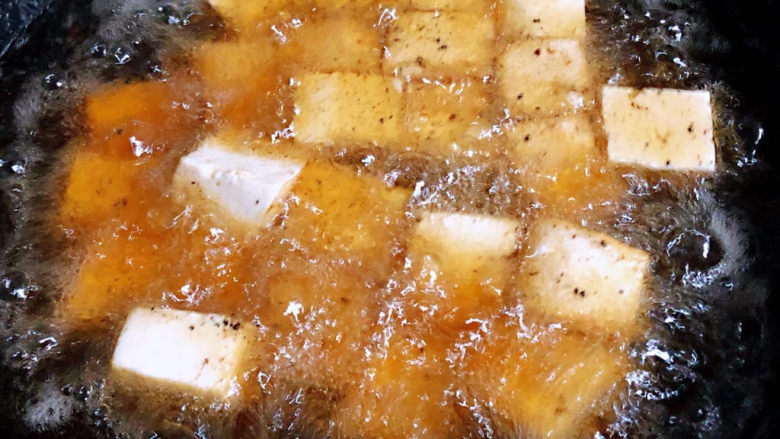 油豆腐炒青椒,锅中倒入适量油加热放入豆腐块大火炸起来