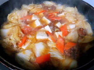 白菜丸子汤,放入盐和味精炖至完全入味即可出锅享用