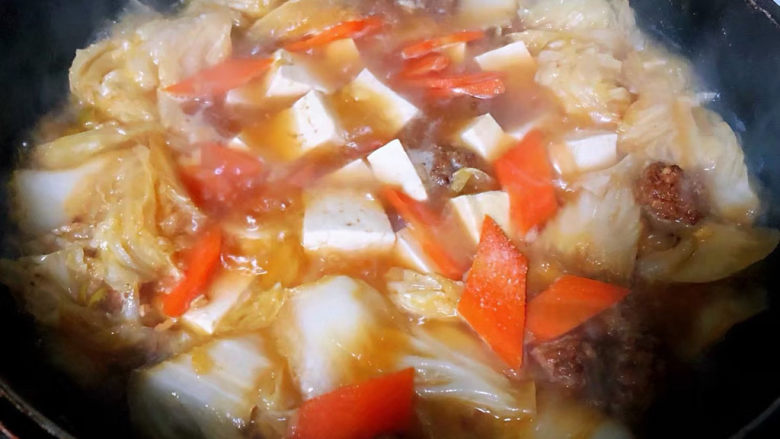 白菜丸子汤,放入盐和味精炖至完全入味即可出锅享用