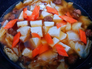 白菜丸子汤,放入豆腐和胡萝卜再添加适量清水大火炖起来