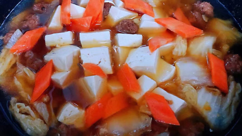白菜丸子汤,放入豆腐和胡萝卜再添加适量清水大火炖起来