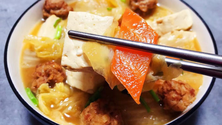 白菜丸子汤,大白菜豆腐胡萝卜一起吃营养丰富又健康