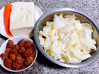 白菜丸子汤,准备原材料白菜洗净片成薄片、豆腐、胡萝卜、肉丸